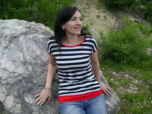 Pruhované tričko s červenou — foto 3