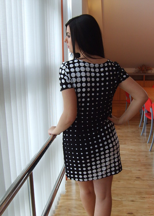 Černé mini šatičky s bílými puntíky — foto 2