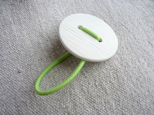 Gumička do vlasů - knoflík bílý — foto 2