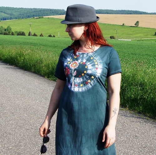 Černé malované šaty — foto 4