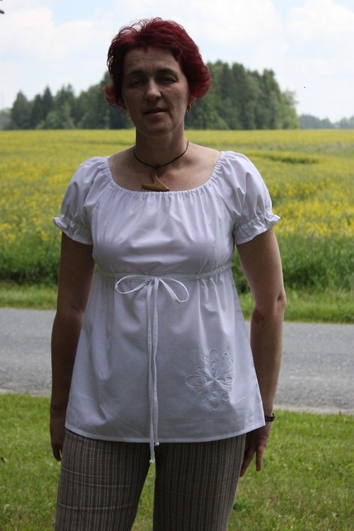 Bílá s výšivkou — foto 3