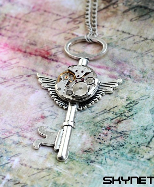 Okřídlený steampunkový klíček — foto 3