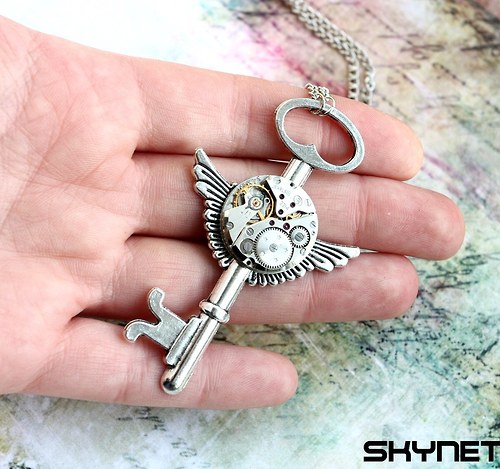 Okřídlený steampunkový klíček — foto 4