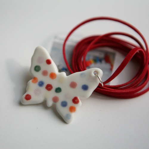 Kvetením létá (porcelánová brož) — foto 3