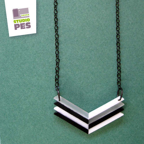 NÁHRDELNÍK Arrow — foto 2