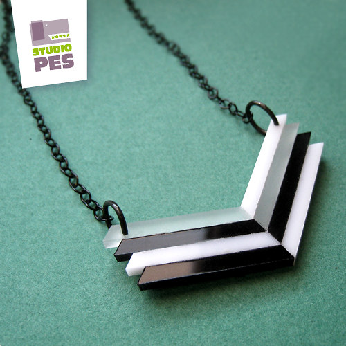 NÁHRDELNÍK Arrow — foto 4