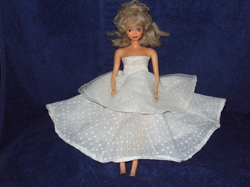 Bílé šaty pro panenku Barbie — foto 2