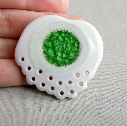 Otvírání studánek (porcelánová brož) — foto 3