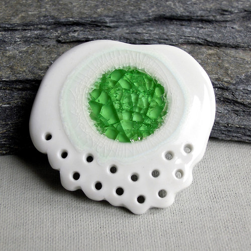 Otvírání studánek (porcelánová brož) — foto 2