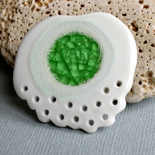 Otvírání studánek (porcelánová brož) — foto 5