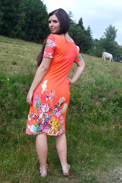 Šaty oranžové s květy — foto 2