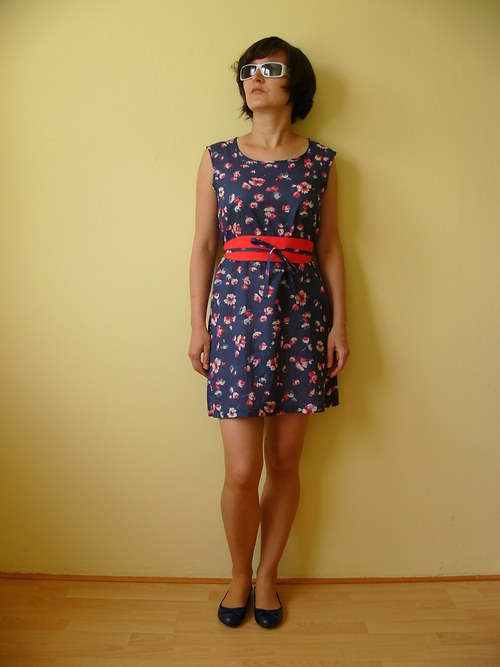 Kvetinkové šaty s páskem — foto 2