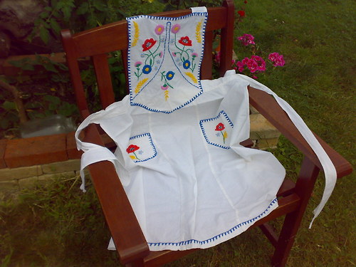 Z babiččiny truhličky...zástěrka s kytičkama — foto 2