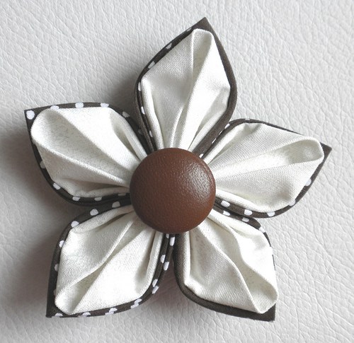 Hnědobílá kanzashi brož — foto 2