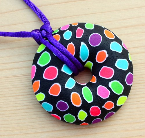 Pestrý neonový donut — foto 2