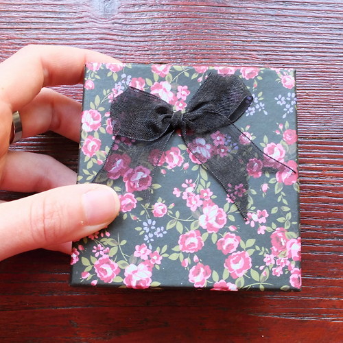 Caixa do papel com flores escura — foto 2