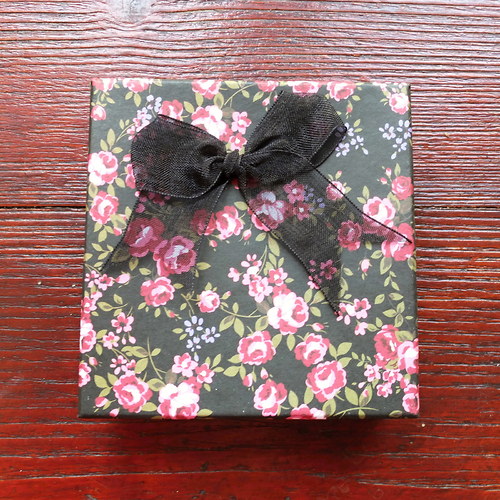 Caixa do papel com flores escura — foto 3