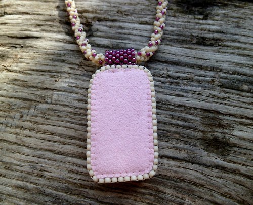 Keramický náhrdelník Magenta dots — foto 5