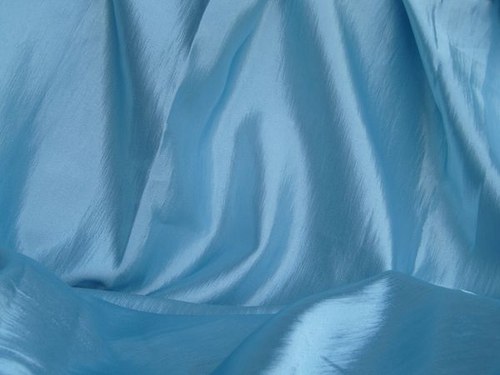 Lesklá blankytně modrá látka — foto 2