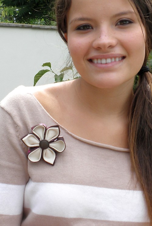 Decentní kanzashi brož — foto 2