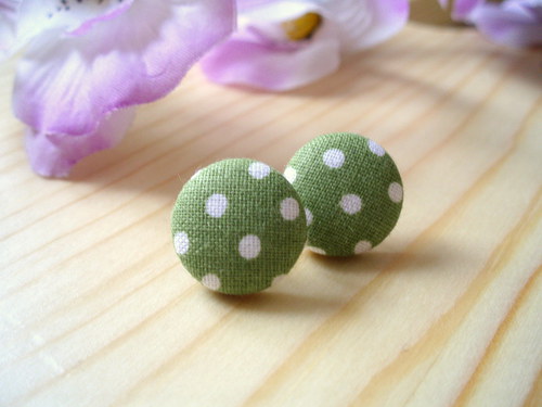 Zelené buttonky s puntíkama — foto 2