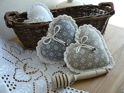 Bavlněné srdíčko ~ světle šedé s kvítky — foto 4