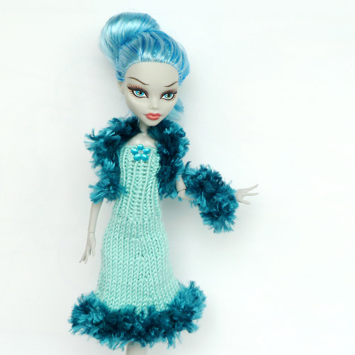 Mentolové šaty s boa pro Monster High — foto 2