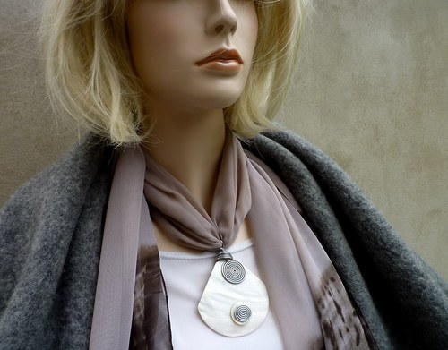 Elegantní šála s přívěskem — foto 2