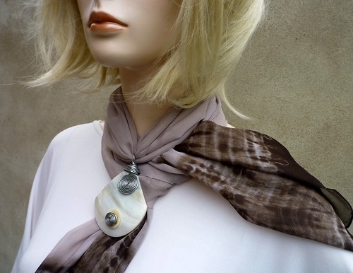 Elegantní šála s přívěskem — foto 3