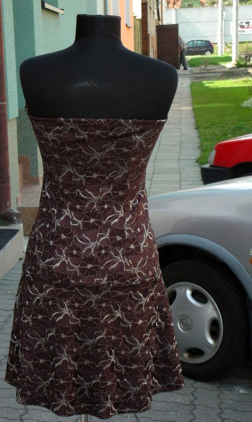 Krajkové hnědé šaty — foto 2