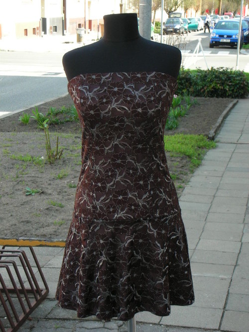 Krajkové hnědé šaty — foto 4