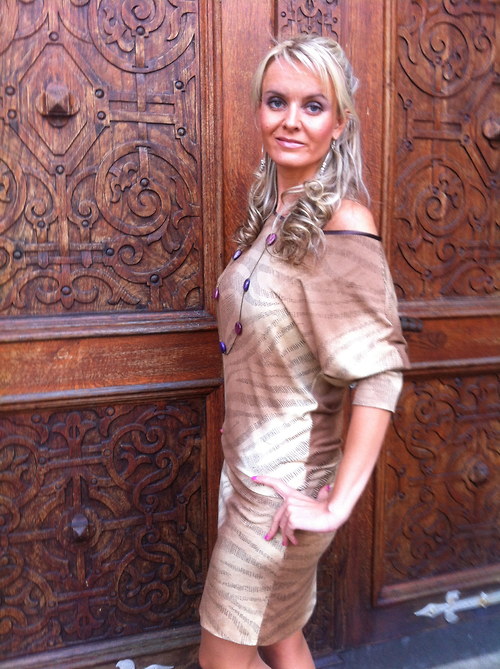 Béžovo-hnědé šaty — foto 2