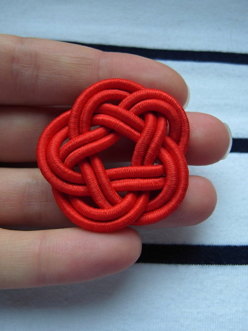 Broche com nó vermelha — foto 2