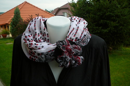 Šála-nákrčník s kytkou — foto 3