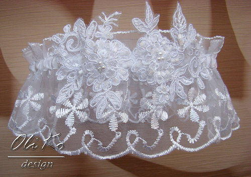 Elegantní bílý podvazek — foto 2