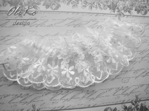 Elegantní bílý podvazek — foto 3
