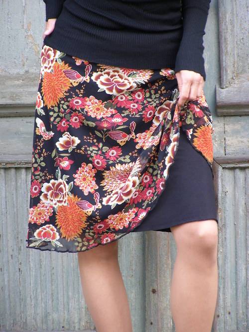 Černá květovaná sukně — foto 3