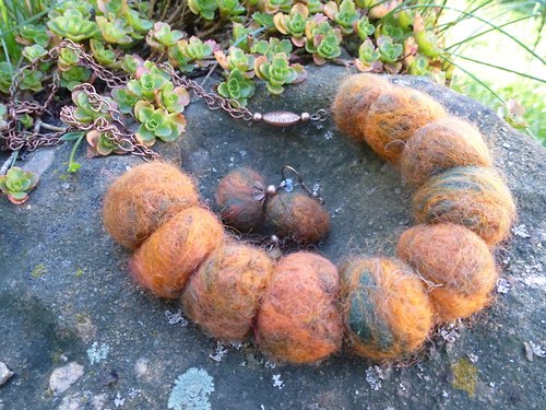 Plstěný náhrdelník s naušnicemi — foto 2