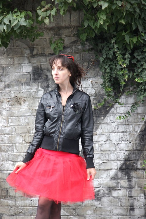 Tylová červená ačková sukně — foto 2
