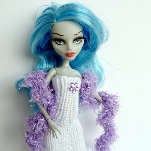 Bílé šaty s boa pro Monster High — foto 2