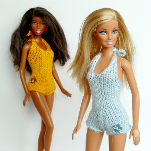 Bledě modré plavky s kytičkou pro Barbie — foto 2