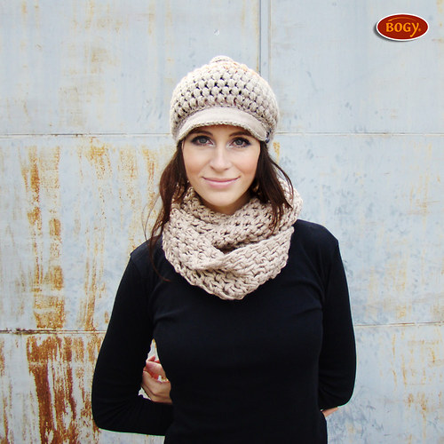 Čepice s manžestrovým kšiltem a vycpanou bambulí — foto 4