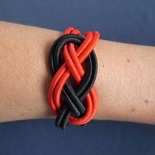 Pulseira com nó vermelha e preta — foto 2