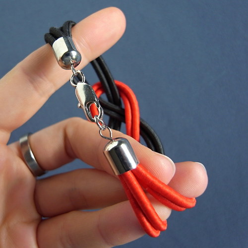 Pulseira com nó vermelha e preta — foto 3