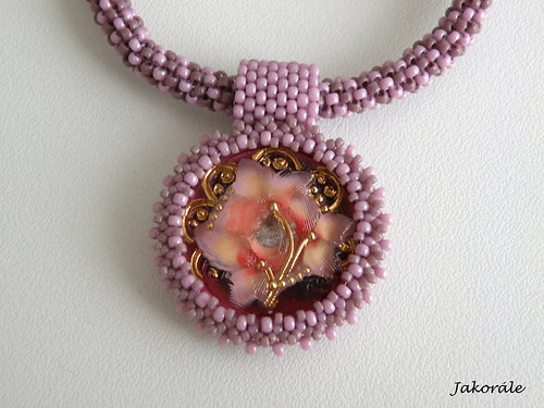 Lila obšitý knoflík — foto 6