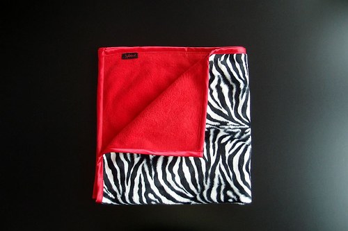 DEKA Zebra červená, červený lem — foto 2