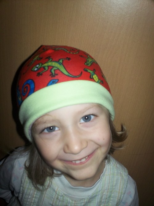 Bavlněná čepička ještěrky na červené — foto 2
