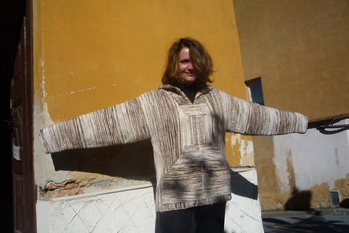 Bunda s kapucí a klokaní kapsou — foto 3