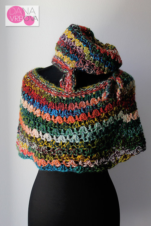 Krátké pončo s čepicí SLEVA — foto 4