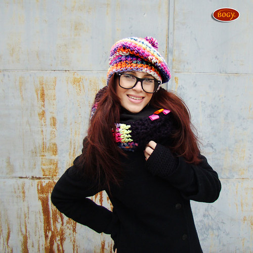 Barevná teplá háčkovaná baretka s bambulí — foto 3